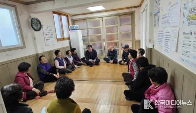 강진읍장이 한파에 대비해 경로당을 방문, 어르신들과 안부를 나누고 있다.