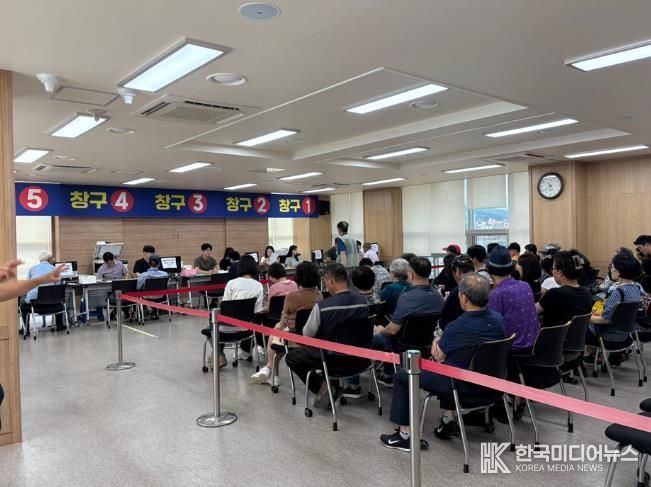 (홍성군, 민생회복 소비쿠폰 집행 우수 지자체 선정)_지난 7월 소비쿠폰 신청 현장