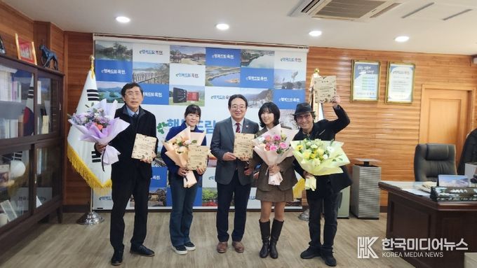 옥천군, 제2회 옥천전국연극제 성공 개최 공로자 군수표창 수여2(왼쪽부터 극단'향수' 이종서대표, 극단'토' 주성환대표 대리인, 홍보대사 정예원, 홍보대사 안석환)