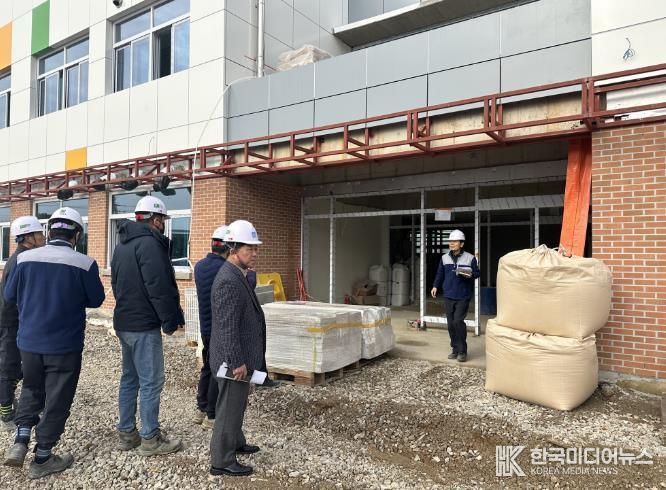 광주시교육청이 17일 평동초 그린스마트 스쿨 공사 현장에서 진행한 대형 교육시설 공사장 긴급 안전점검에서 점검단이 공사 현장을 살펴보고 있다.