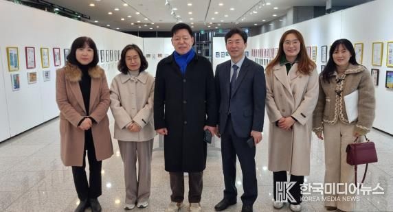 김정희 전라남도의회 순천성동초 예싹전시회 격려 사진