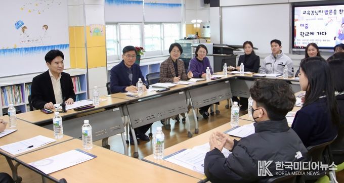 김대중 교육감과 희양중학교 교육가족들이 남녀공학 전환 성과 공유 및 발전 방안을 논의하고 있다.