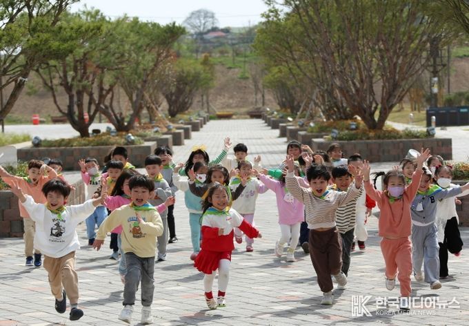 지난 4월 17일 영산강정원 미꾸라지 방류 행사 당시 아이들 모습.