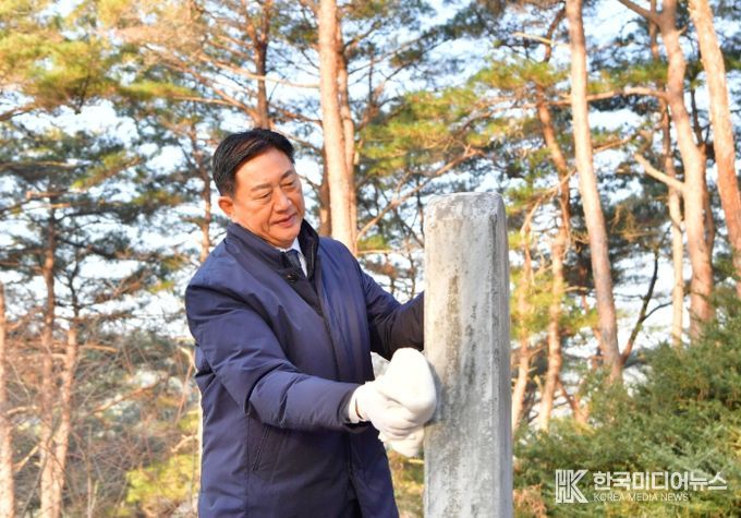 올해 1월, 박수량 백비 참배를 마친 김한종 장성군수가 비석을 닦고 있다. 장성군 제공