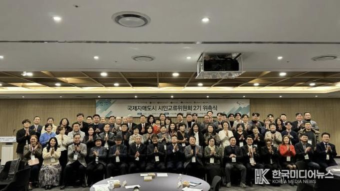 김현수 수원특례시 제1부시장과 국제자매도시 시민교류위원회 2기 위원들이 기념촬영을 하고 있다.