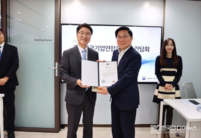 서울국세청장 표창장을 수여받고있는 세정협조자 KOFA 전임회장 이승수 대표 (인피니언테크널러지코리아 대표이사) (사진 : 주한외국기업연합회 KOFA 제공)