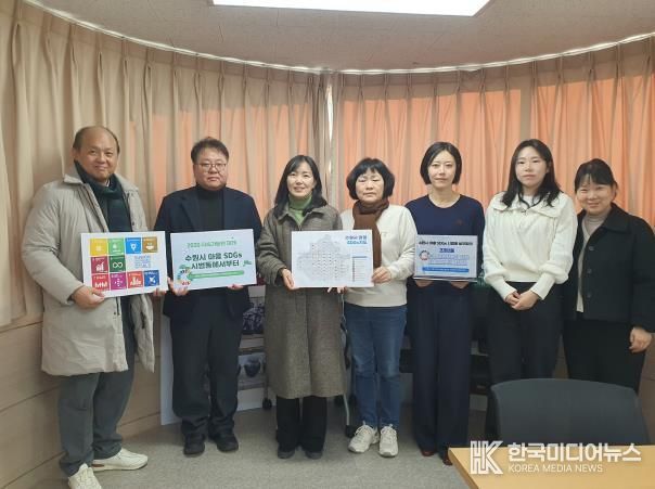 지난 18일 조원2동 행정복지센터에서 열린 실무협의회 참석자들이 기념 사진을 촬영하고 있다.