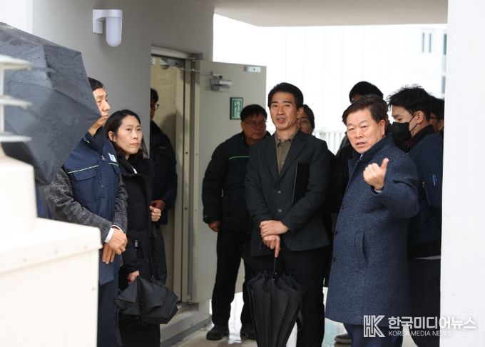 박승원 광명시장이 23일 오후 준공을 앞둔 ‘광명소하신원아침도시’를 방문해 입주 예정자 10여 명과 함께 시공 품질을 점검하고 있다.