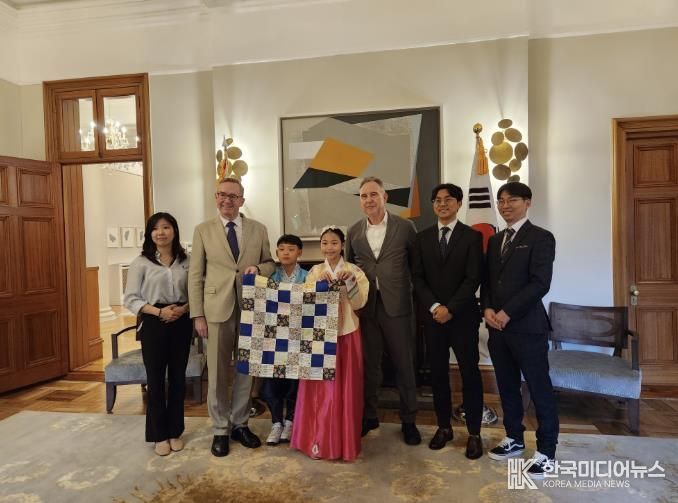 2024년 7월 23일 주한영국대사관에서 열린 찰스 3세 국왕 즉위 축하 편지 전달식에서 참석자들이 기념사진을 촬영하고 있다.