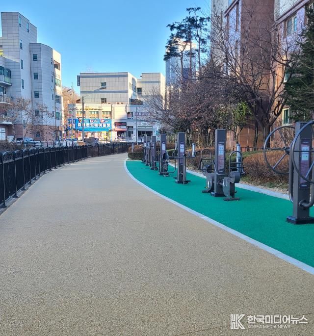 포장을 마친 마북동 공공공지 산책로