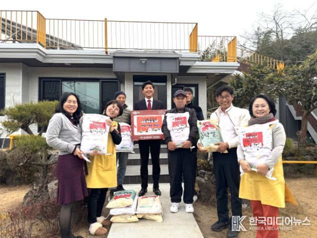 보성군, 벌교JC 회장 이취임 기념해 백미 2,000kg을 벌교 지역 내 어려운 이웃을 위해 기탁했다(왼쪽에서 네번째_벌교JC 회장 강대웅)