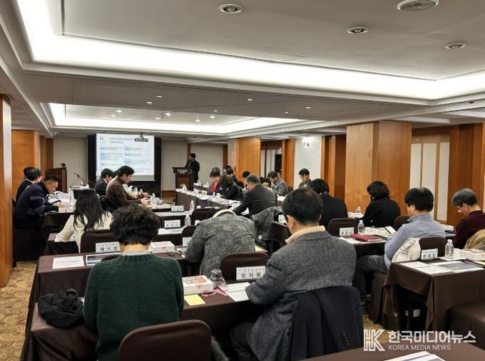 포럼에 참석한 전문가, 시민, 공직자들이 아산형 기본사회 정책 방향에 대해 논의하고 있다.