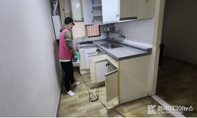 저장강박가구 청소 모습