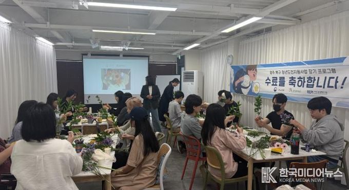 화훼 수업에서 꽃다발을 만드는 모습