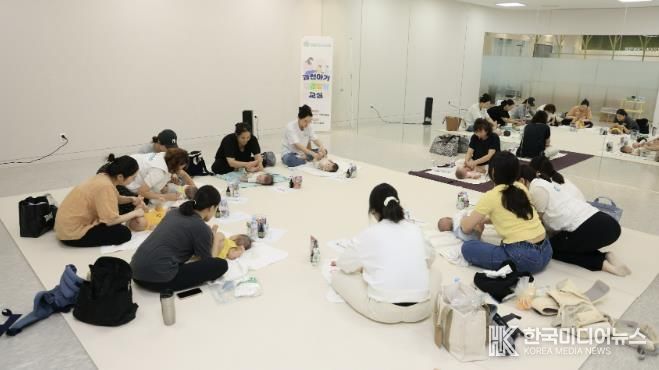 과천시 보건소에서 운영하는 오감발달 교실에 참여한 시민들 모습