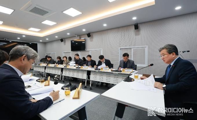 정용래 유성구청장이 30일 오전 2025년 마지막 주간간부회의를 주재하고 있다.