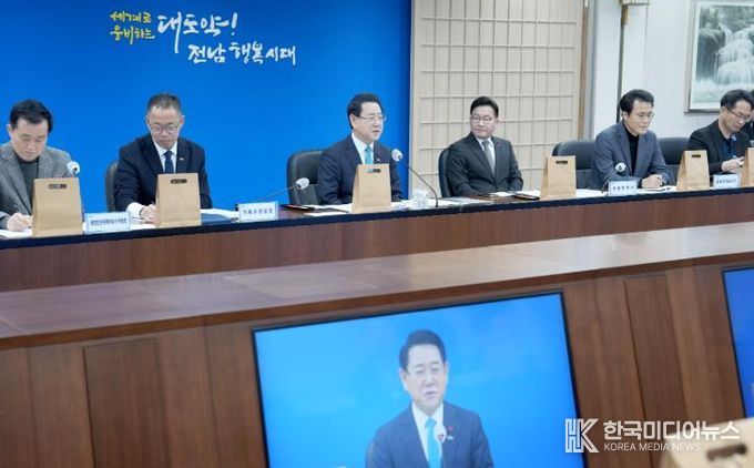 실국장 정책회의 사진-김영록 전라남도지사가 30일 도청 서재필실에서 실국장 정책회의를 주재하고 도정 현안에 대해 논의하고 있다.