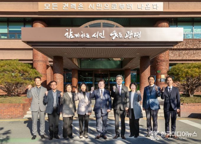 박승원 광명시장(사진 가운데)이 정순욱 부시장(사진 오른쪽 네 번째), 실국장들과 '모든 권력은 시민으로부터 나온다'는 문구가 새겨진 시청 본관 앞에서 기념사진을 촬영하고 있다.