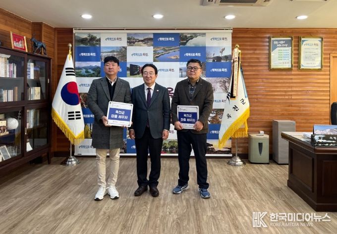 옥천군, 마을세무사 2명 위촉(왼쪽부터 박종혁, 김홍권 세무사님)