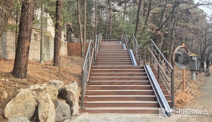 기흥구는 보라동 경관녹지 산책로 노후시설 긴급 교체공사를 완료했다