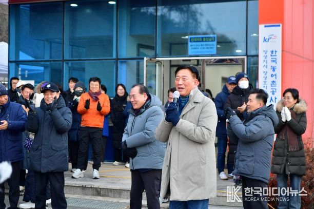 김한종 장성군수가 해맞이 행사를 찾은 군민들에게 감사 인사와 덕담을 전하고 있다.