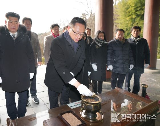 아산시의회 홍성표 의장을 비롯해 의원들과 직원들이 현충사를 찾아 참배했다