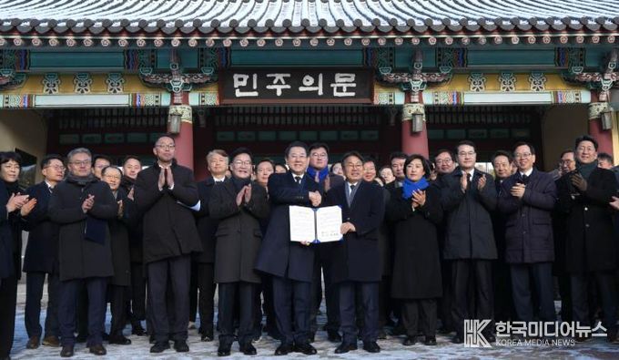전남·광주 행정통합 선언문 발표 사진 -김영록 전라남도지사와 강기정 광주광역시장이 2일 광주 5·18민주묘지에서 참배를 마친 뒤 민주의 문 앞에서 ‘전남·광주 행정통합 선언문’을 발표하고 있다.