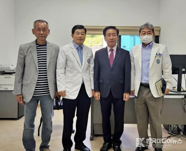 왼쪽부터 유금식 단양군배구협회장, 정재훈 병원장, 김문근 단양군수, 최병용 단양군보건의료원장