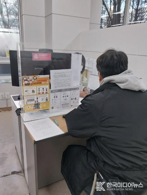 마포구 보건소 금연클리닉에서 금연 상담을 받고 있는 모습