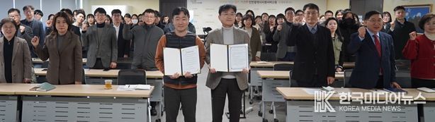 인천시사회서비스원은 지난 5일 2026년 시무식에서 인권경영 선포와 개인정보보호 선언을 하고 기념 촬영을 하고 있다.