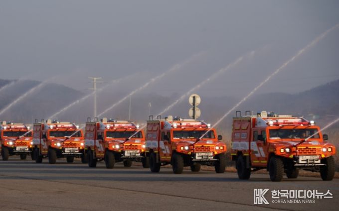 국산 군용차를 기반으로 제작한 다목적산불진화차량 시연