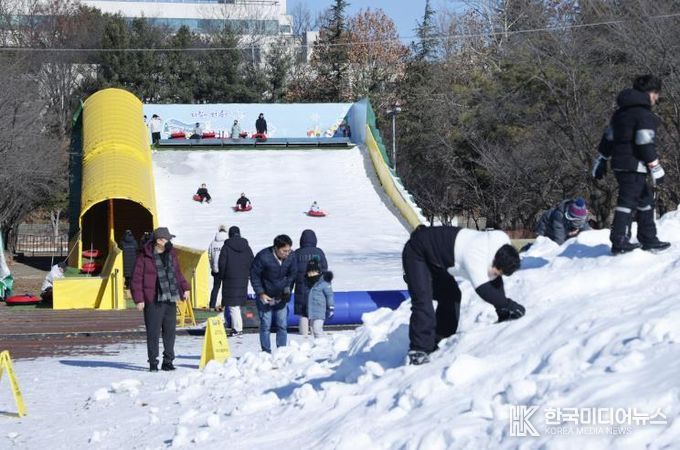 지난 달 30일부터 운영되는 ‘유성구 어린이 눈썰매장’ 사진