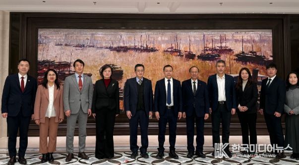 부천시 대표단은 5일 하얼빈 양수펑 부시장과 오찬 간담회 후 기념사진을 촬영했다.