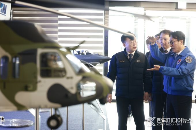 김민석 국무총리가 7일 경남 사천 한국항공우주산업(KAI)을 방문, 항공기 생산라인을 시찰하고 있다.