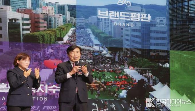 전성수 서초구청장이 8일 서초문화예술회관에서 열린 신년인사회에서 2026년 새해 비전을 밝히고 있다