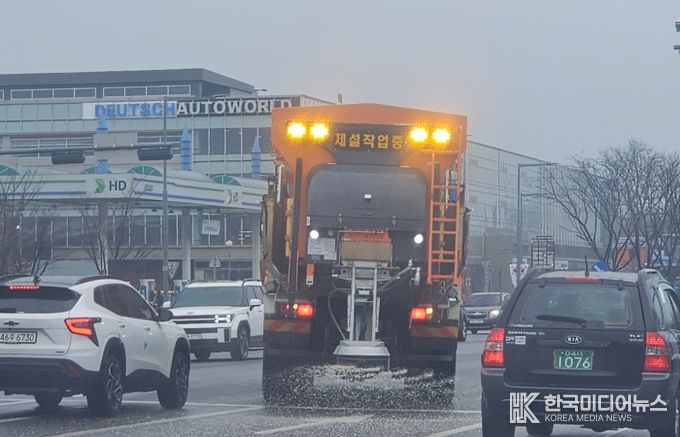 수원시가 10일 오후 제설차를 이용해 도로 제설 작업을 하고 있다.