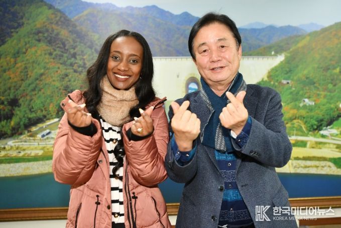 에티오피아 참전용사 후손인 에덴 윈드워슨씨와 최문순 화천군수