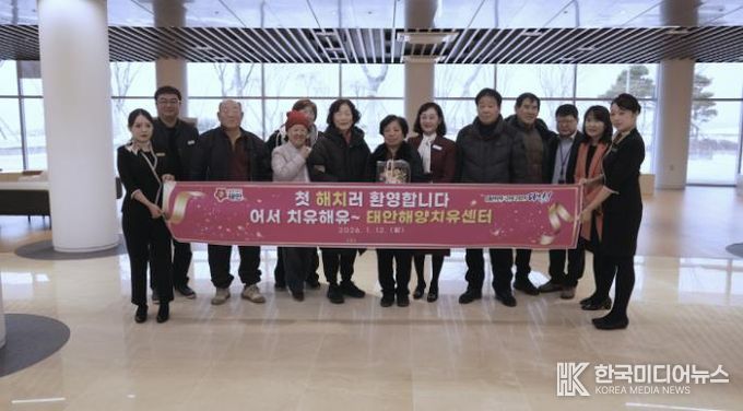 정식 운영 첫 방문객에게 꽃다발과 상용품 세트를 증정하는 모습