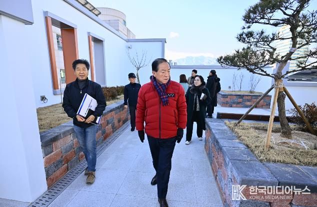 센터 방문해 점검하는 이병선 속초시장, 방원욱 속초시의회 의장 및 관계자