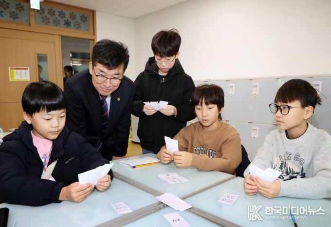 윤건영 교육감, 겨울방학 기초‧기본 학력 프로그램 현장 방문