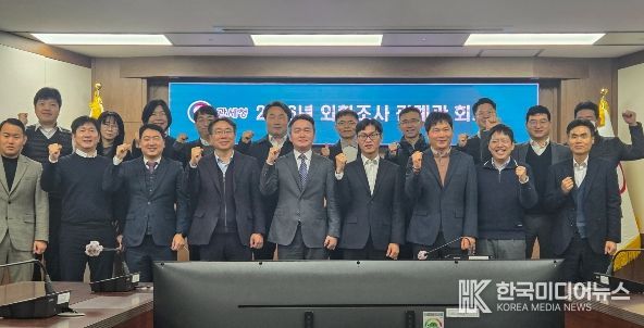 이종욱 관세청 차장(앞줄 가운데)이 13일 정부대전청사에서 열린 고환율 대응 전국세관 외환조사 관계관 회의를 마친 후 기념 촬영하고 있다