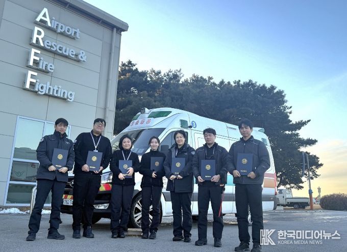 인천공항소방대 소속 구급대원들이 인천소방본부로부터 수여받은 ‘하트세이버(Heart Saver)’인증서를 들고 기념촬영을 하고 있다.
