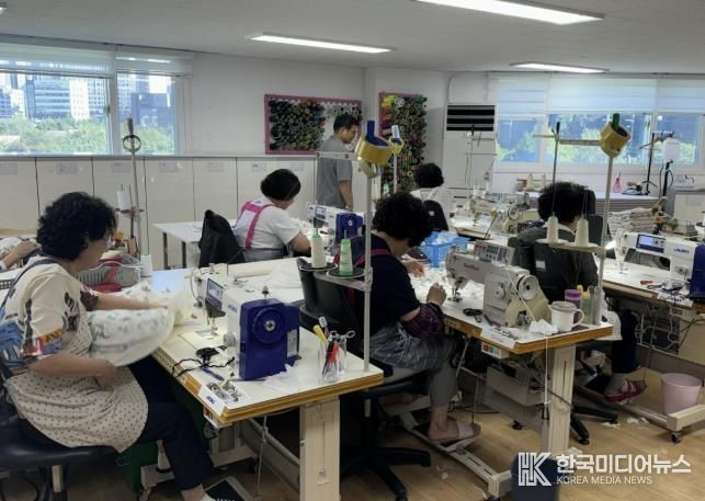 다복꾸러미 제작 중인 ‘할머니와 재봉틀’ 고양시니어클럽