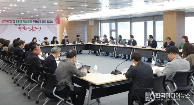 박희조 동구청장이 공약사업 및 핵심과제 추진상황 보고회에서 발언하고 있다