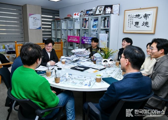 김병수 김포시장이 ‘청렴 팝업 카페’에서 감사관 직원들과 편안한 분위기 속에서 대화를 나누고 있다.