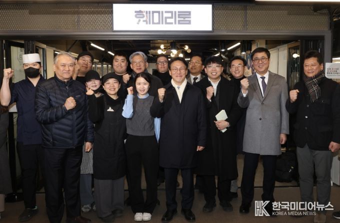김민석 국무총리가 21일 동대문구 경동시장을 방문, 시장을 둘러보고 상인들과의 간담회를 주재하고 있다.