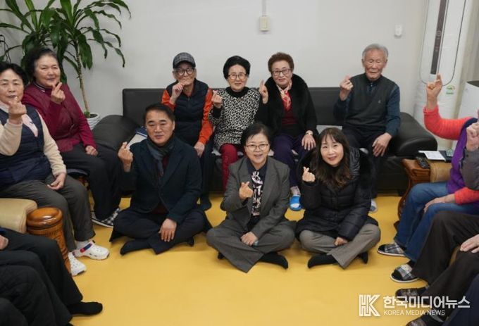 지난 21일 이순희 강북구청장이 경로당을 방문해 어르신들과 기념촬영을 하고 있다.