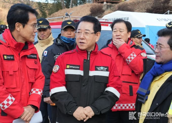 김영록 전라남도지사가 22일 광양 옥곡면 산불현장지휘소를 방문, 현황을 청취하고 있다.