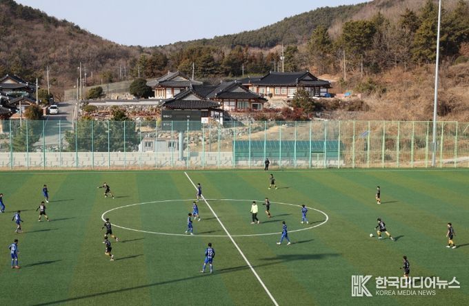 고흥군, 동계 전지훈련‘최적지’ 입증... 지역경제 ‘활짝’ - 김태영 축구장