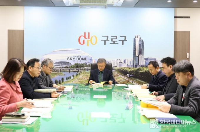 지난 26일 열린 ‘2026년 주요업무계획 보고회’에서 장인홍 구로구청장이 업무보고를 받고 있다.